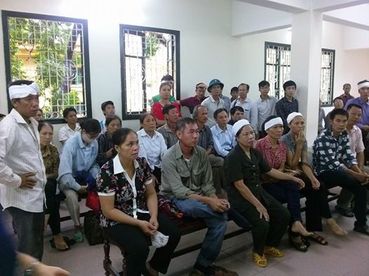 H&agrave;ng chục người nh&agrave; nạn nh&acirc;n ngồi ph&iacute;a ngo&agrave;i