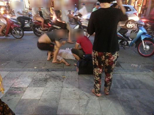 Dàn cảnh ngất xỉu lừa đảo tiền người qua đường