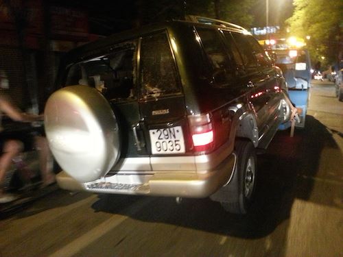 Hà Nội: “Xe điên” bỏ chạy tông hàng loạt xe máy, “siêu xe”