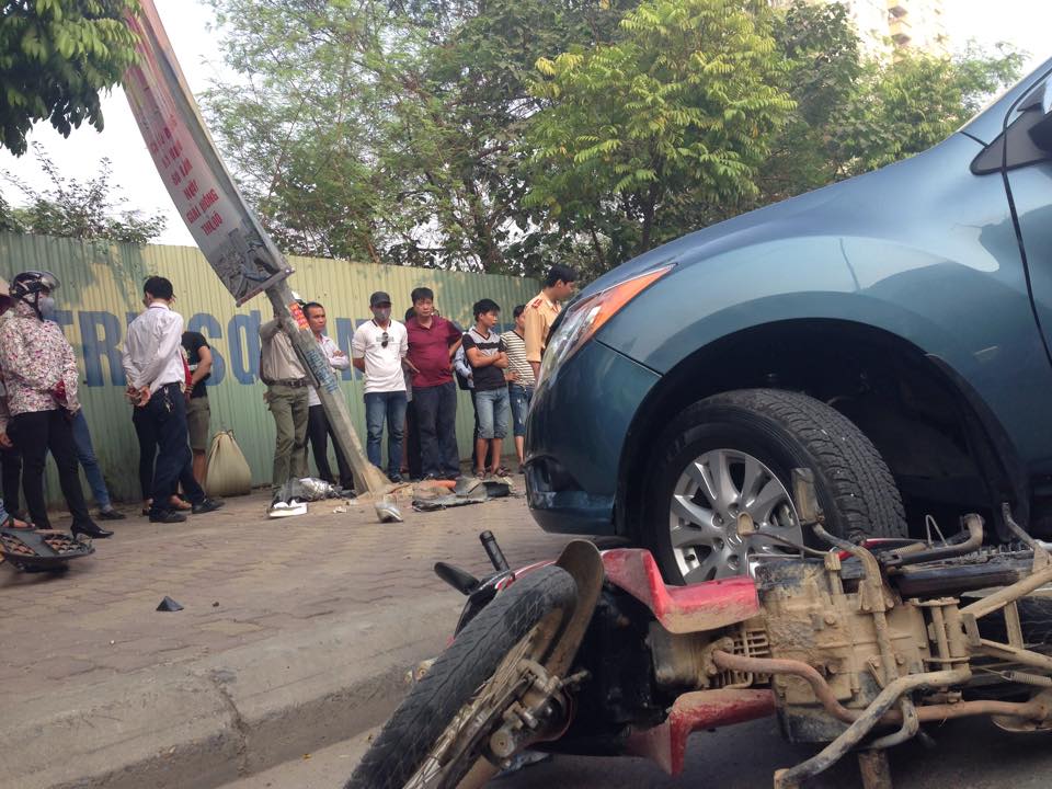 Chiếc xe của người xấu số bị cuốn v&agrave;o gầm