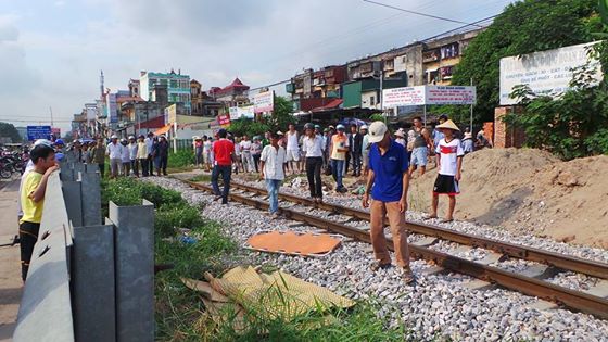 Hà Nội: Tàu hỏa tông chết người phụ nữ giúp việc lơ ngơ qua đường sắt