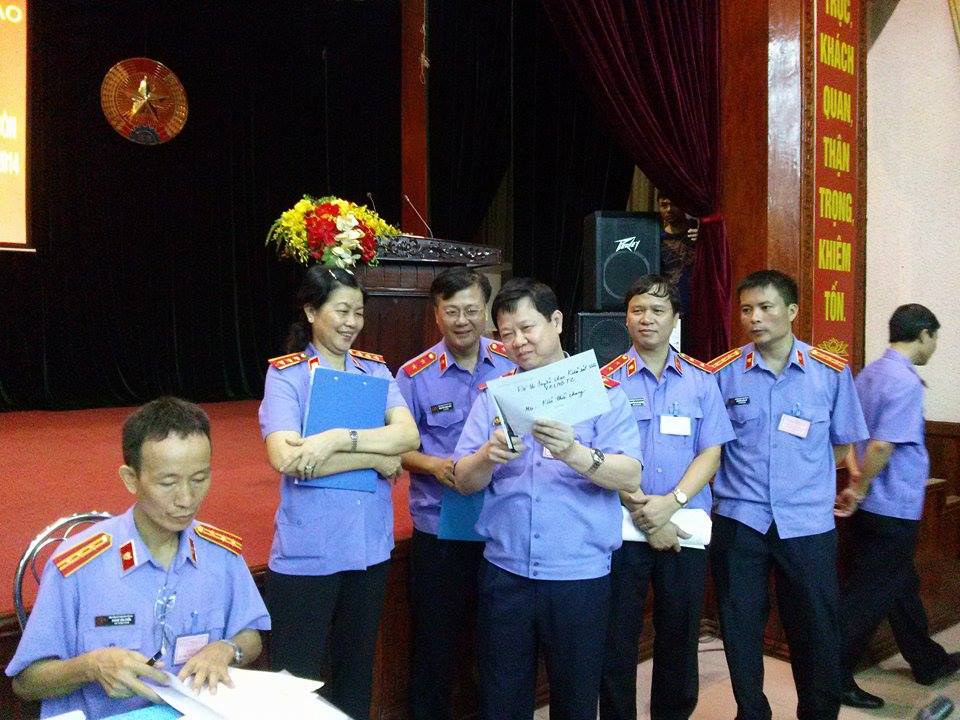 Ban gi&aacute;m thị b&oacute;c đề thi được ni&ecirc;m phong