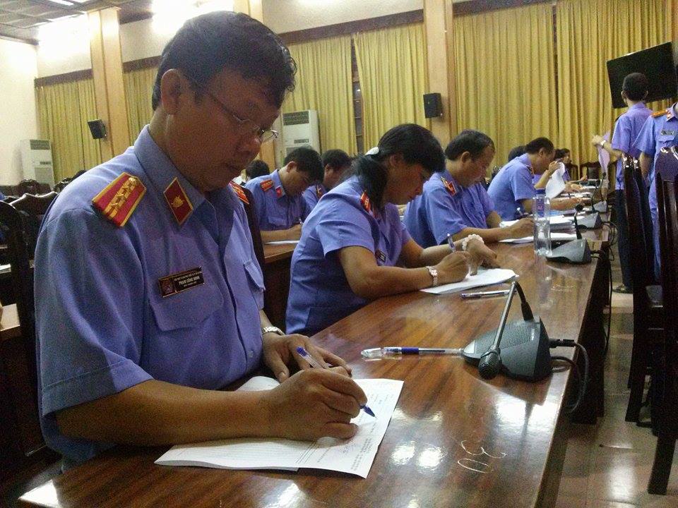 C&aacute;c th&iacute; sinh l&agrave;m b&agrave;i nghi&ecirc;m t&uacute;c, tu&acirc;n thủ c&aacute;c quy định ph&ograve;ng thi