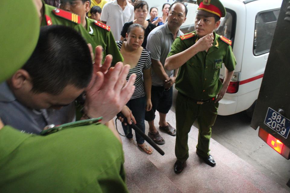 L&yacute; Nguyễn Chung &ocirc;m mặt sau c&aacute;i t&aacute;t bất ngờ