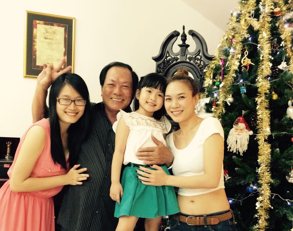 Hạnh ph&uacute;c b&ecirc;n cha v&agrave; c&aacute;c ch&aacute;u