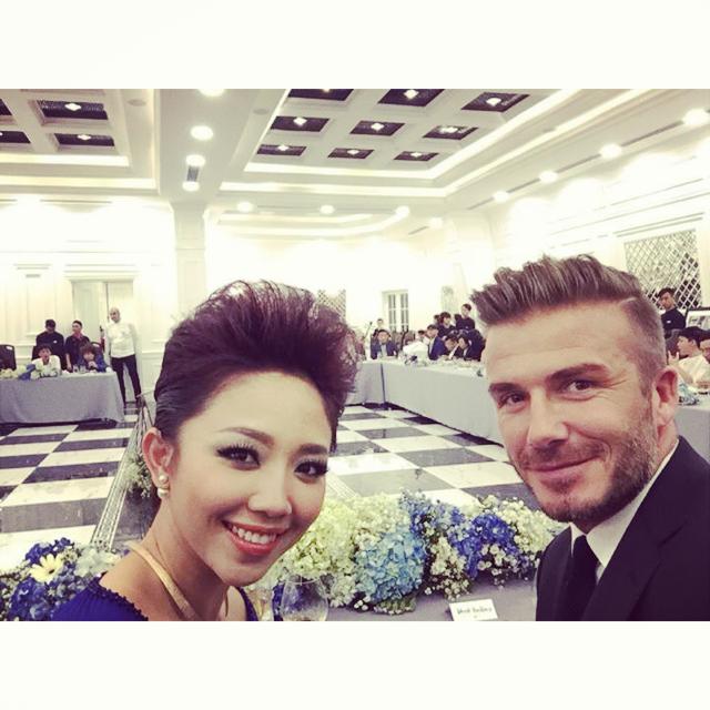 T&oacute;c Ti&ecirc;n v&agrave; Beckham chụp ảnh tự sướng