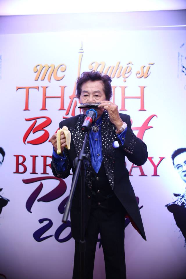 Vừa ăn chuối vừa thổi k&egrave;n