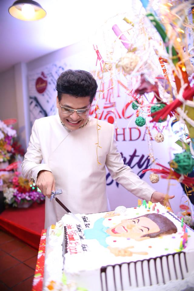 Thanh Bạch cắt b&aacute;nh sinh nhật