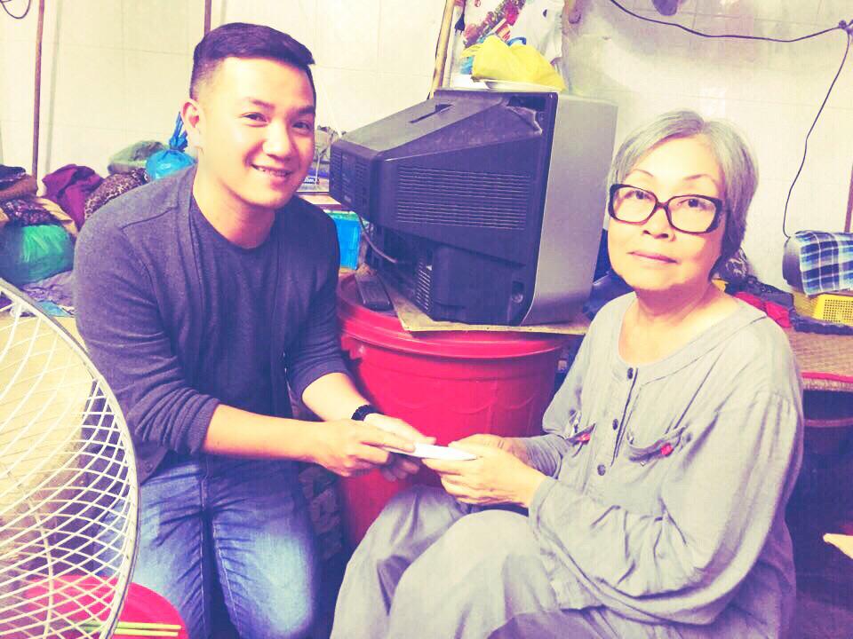 MC Anh Khoa trao tiền gi&uacute;p đỡ cho nghệ sĩ Trang Thanh Xu&acirc;n
