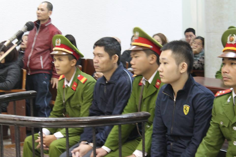 Hai bị cáo vận áo ấm trong cái lạnh của Hà Nội