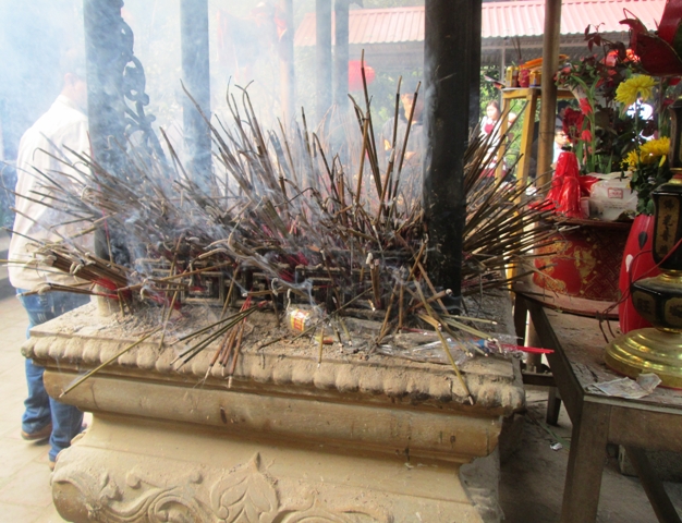 Thắp hương tr&agrave;n lan khắp mọi nơi