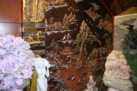 Do chủ nh&acirc;n của căn biệt thự n&ecirc;n những ch&uacute; tiểu m&atilde; mạ v&agrave;ng được đặt nhiều trong nh&agrave;