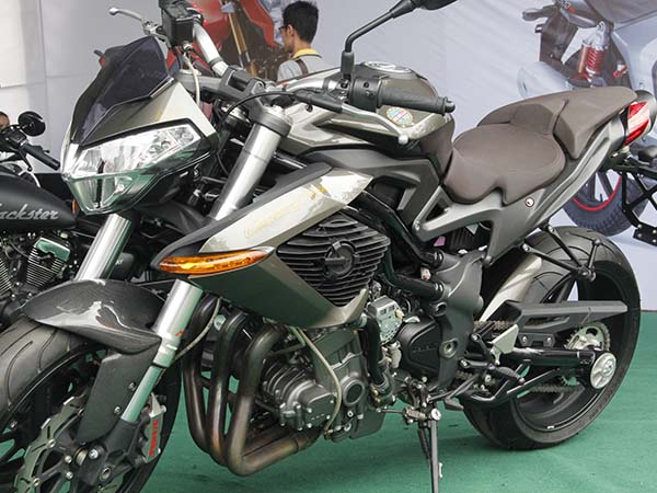 Chiếc Century Racer 1130 của Benelli được trang bị động cơ bốn th&igrave; ba xi-lanh, với dung t&iacute;ch xi-lanh 1.131cc. Chiếc m&ocirc; t&ocirc; thể thao n&agrave;y c&oacute; c&ocirc;ng suất tối đa 129 m&atilde; lực