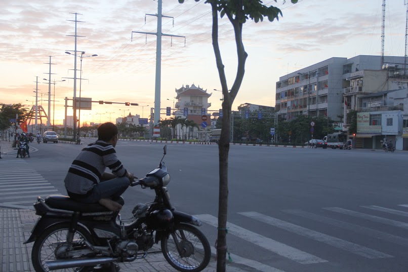 Một anh xe &ocirc;m c&ocirc; độc ngồi nh&igrave;n th&agrave;nh phố vắng lặng