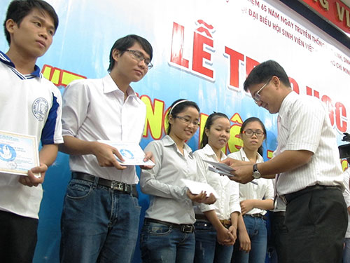 Tiếp sức sinh viên nghèo
