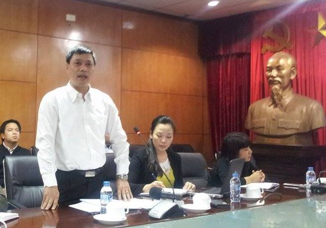 &Ocirc;ng Ho&agrave;ng Đức Cường trao đổi với b&aacute;o ch&iacute; về t&igrave;nh h&igrave;nh, diễn biến của cơn b&atilde;o Hagupit, chiều 5-12. ảnh Văn Duẩn