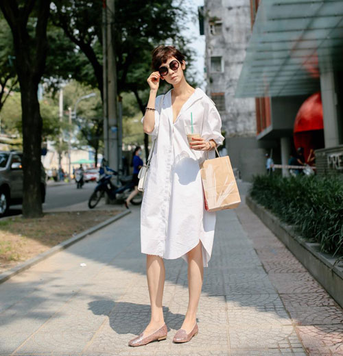 Mốt &aacute;o v&aacute;y rộng th&ugrave;ng th&igrave;nh rất c&aacute; t&iacute;nh của người mẫu Xu&acirc;n Lan