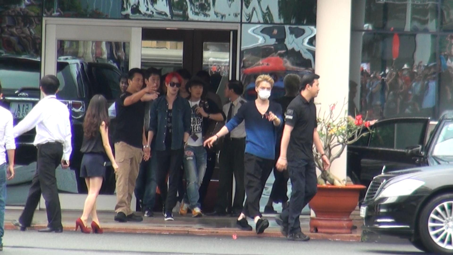 Trước đ&oacute;, Kim Jaejoong (&aacute;o thun xanh đen, đeo khẩu trang) cũng th&acirc;n thiện ch&agrave;o c&aacute;c fan Việt. Ba th&agrave;nh vi&ecirc;n của nh&oacute;m xuất hiện chớp nho&aacute;ng tại s&acirc;n bay trước khi về kh&aacute;ch sạn nghỉ ngơi chuẩn bị cho buổi gặp gỡ truyền th&ocirc;ng. Ảnh: Quốc Thắng