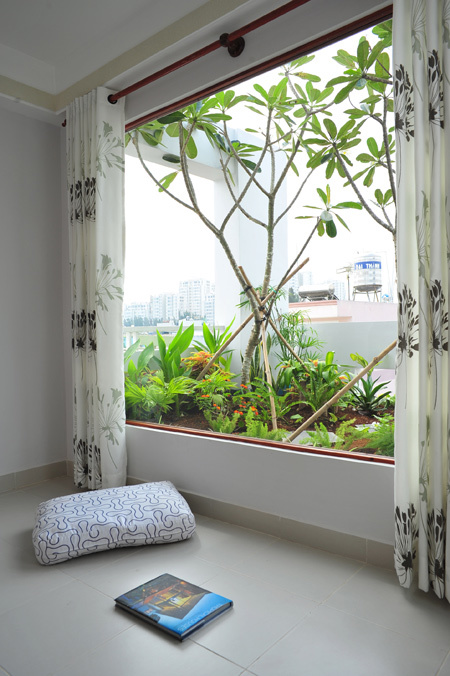 V&agrave;o những ng&agrave;y trời mưa hay nắng gắt, chủ nh&agrave; c&oacute; thể tận hưởng những ph&uacute;t thảnh thơi b&ecirc;n khung cửa sổ tầng thượng, ngắm nh&igrave;n c&acirc;y cỏ b&ecirc;n ngo&agrave;i s&acirc;n.