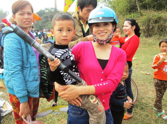 S&uacute;ng bắn đạn nhựa của Trung Quốc, một tr&ograve; chơi nguy hiểm được b&aacute;n tr&agrave;n lan ở chợ Chuộng, thậm ch&iacute; người lớn c&ograve;n mua cả s&uacute;ng cho con trẻ chơi.