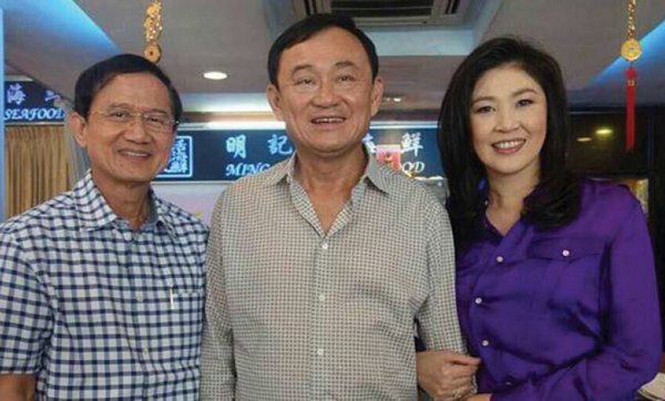 Bức ảnh chụp &ocirc;ng Thaksin (giữa), b&agrave; Yingluck (phải)

v&agrave; Somchai Wongsawat(tr&aacute;i), em rể cựu Thủ tướng Thaksin, h&ocirc;m 10-8. Ảnh: Bangkok Post