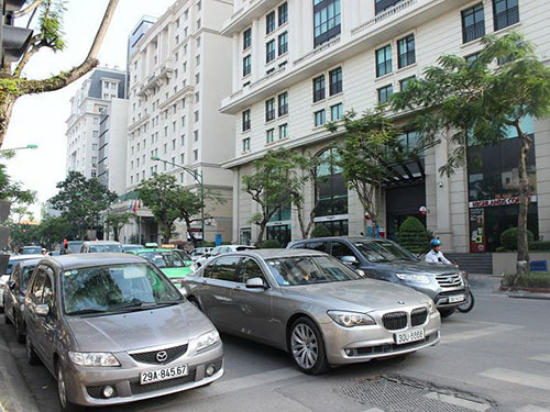 Mở cửa cho ô tô không chính hãng
