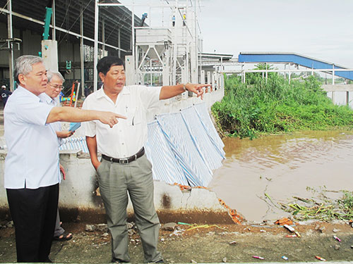 &Ocirc;ng Phan Văn S&aacute;u, B&iacute; thư Tỉnh ủy An Giang (b&igrave;a tr&aacute;i), khảo s&aacute;t khu vực sạt lở trước khi ban bố t&igrave;nh trạng khẩn cấp