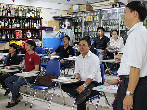 Học vi&ecirc;n Trường Trung cấp &Acirc;u Việt trong giờ học về pha chế rượu