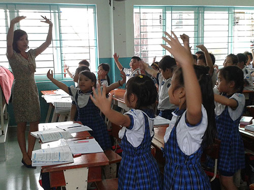 C&ocirc; L&ecirc; Thị Hằng, gi&aacute;o vi&ecirc;n dạy nhạc Trường Tiểu học Trần Quốc Toản (qu&acirc;̣n 7, TP HCM), trong giờ dạy