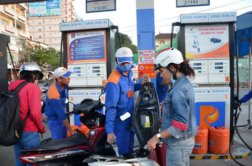 Xăng giảm giá nhưng vẫn… rầu