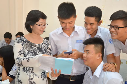 Cô và trò Trường THPT Marie Curie, TP HCM trao đổi bài học Ảnh: TẤN THẠNH