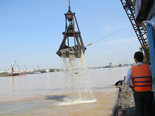 Sông Đồng Nai bị ngoạm sâu