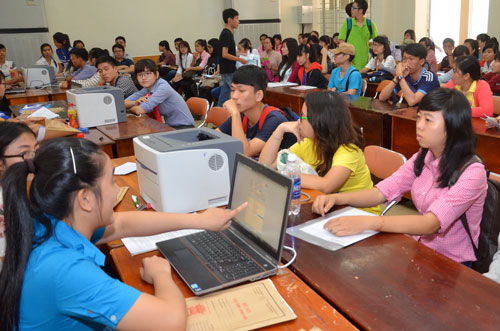 Sinh vi&ecirc;n l&agrave;m thủ tục nhập học tại Trường ĐH Sư phạm TP HCM năm 2014                                          Ảnh: TẤN THẠNH