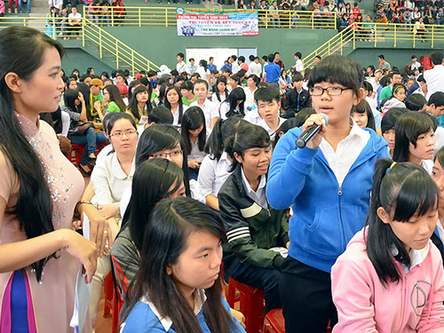 Th&iacute; sinh đặt c&acirc;u hỏi cho ban tư vấn trong chương tr&igrave;nh Đưa trường học đến th&iacute; sinh 2014 tại B&igrave;nh Dương Ảnh: TẤN THẠNH