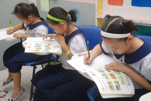 Học sinh trong giờ học tiếng Anh tại Trường Tiểu học Nguyễn Bỉnh Khiêm, quận 1, TP HCM Ảnh: TẤN THẠNH