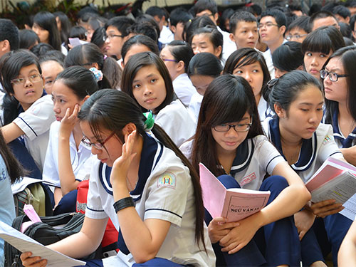 Học sinh Trường THCS L&yacute; Phong, quận 5, TP HCM &ocirc;n b&agrave;i trước giờ thi tốt nghiệp THPT năm 2013 Ảnh: TẤN THẠNH