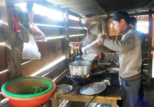 Thầy vào bếp lo bữa ăn cho trò