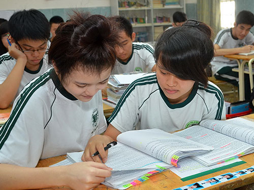 Học sinh Trường THPT Th&aacute;i B&igrave;nh (TP HCM) &ocirc;n thi m&ocirc;n ngữ văn Ảnh: TẤN THẠNH