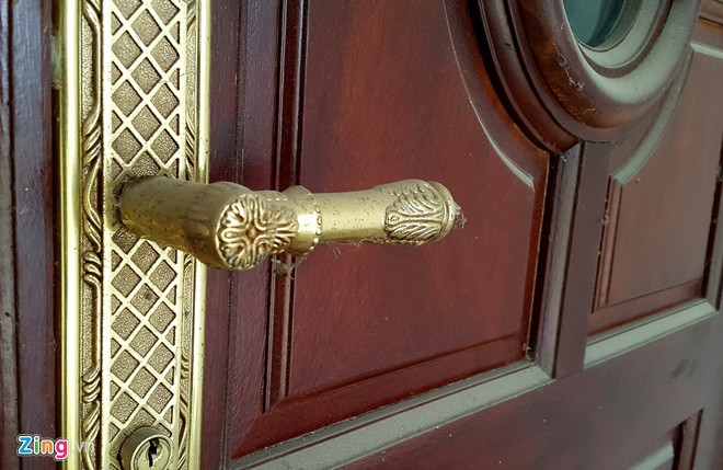 Cửa đ&oacute;ng then c&agrave;i 24/24h, mạng nhện giăng khắp nơi.
