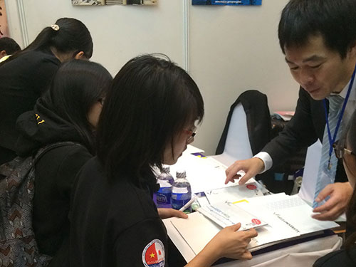 Học sinh tìm hiểu thông tin về du học Nhật Bản