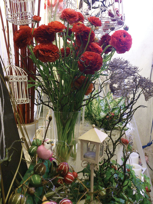 Thị trường Valentine: Quà tặng trăm triệu vẫn hút người mua
