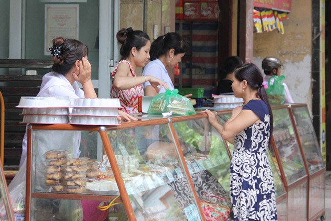 Một số người chờ gần 1 tiếng đồng hồ vẫn chưa đến lượt được n&ecirc;n sang h&agrave;ng l&acirc;n cận để mua.
