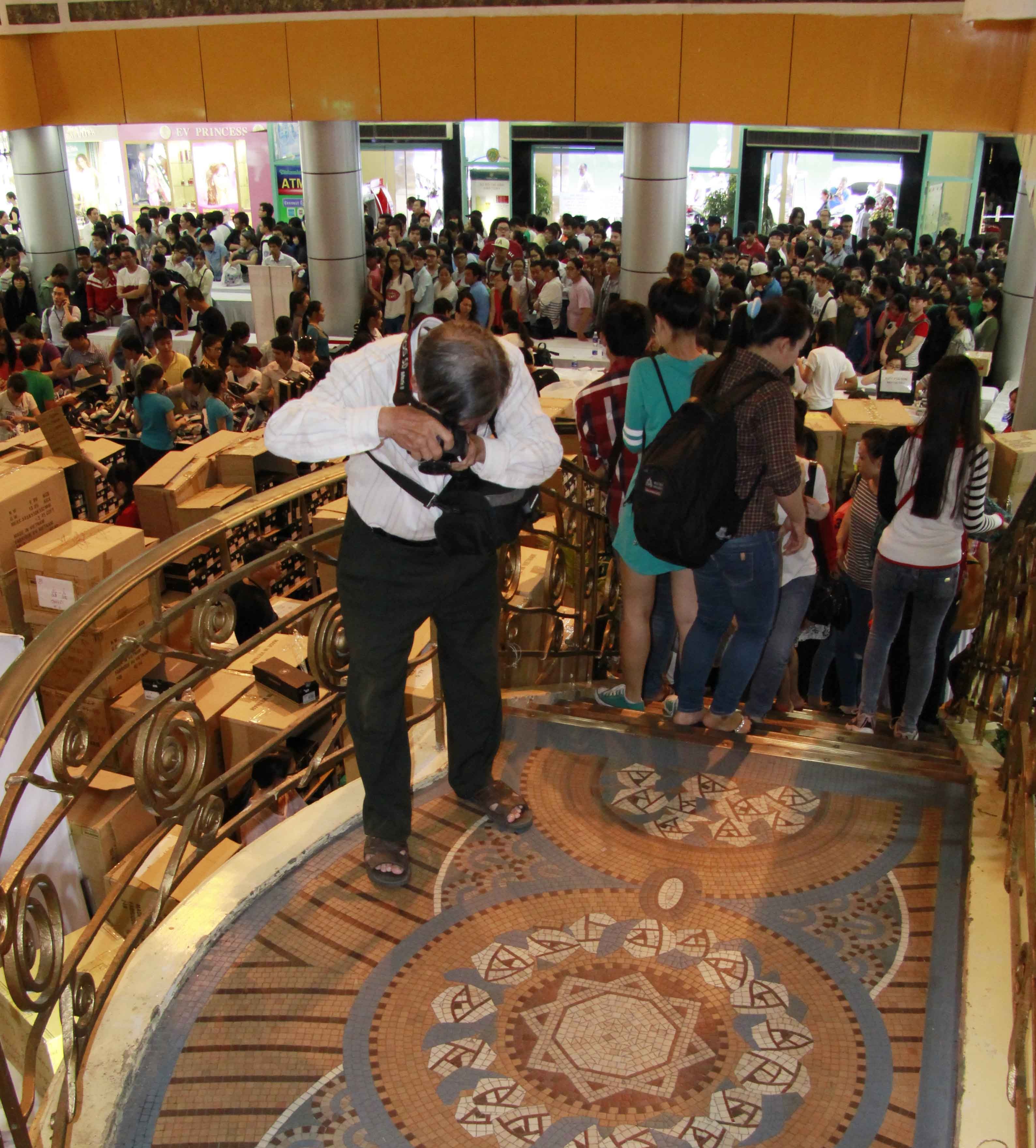 Anh Bằng - Một nghệ sĩ nhiếp ảnh  đang chụp những hoa văn v&agrave; kiến tr&uacute;c tr&ecirc;n những l&aacute;t gạch trong Thương x&aacute; Tax, cho biết: &ldquo;T&ocirc;i rất c&oacute; hứng th&uacute; với những hoa văn tr&ecirc;n những l&aacute;t gạch như thế n&agrave;y. Sau n&agrave;y, khi Thương x&aacute; bị ph&aacute; dỡ sẽ rất kh&oacute; t&igrave;m được những n&eacute;t hoa văn như vậy&rdquo;