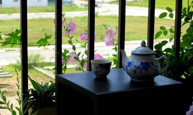 Những chậu hoa xinh xắn gi&uacute;p ban c&ocirc;ng đẹp hơn, tạo ra một g&oacute;c đọc s&aacute;ch th&uacute; vị.