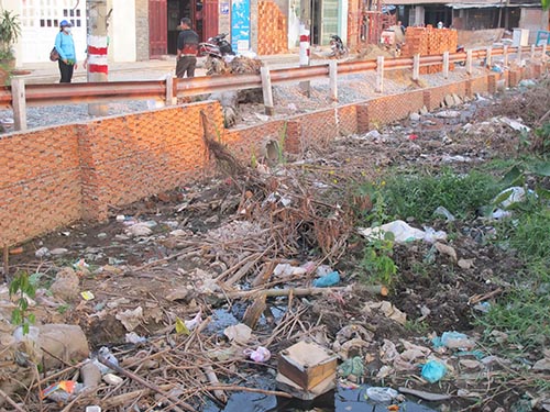Kênh nghẹt rác gây ô nhiễm