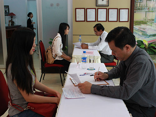Th&iacute; sinh phỏng vấn v&agrave;o học tại một trường trung cấp