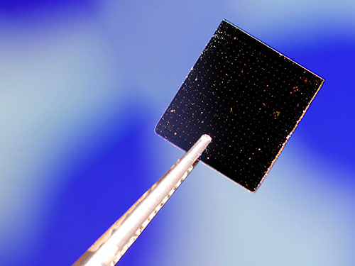 Một mảnh graphene được tổng hợp trong ph&ograve;ng th&iacute; nghiệm  Nguồn: GTResearchNews.edu
