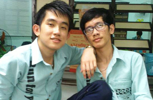 Tân thủ khoa Học viện Kỹ thuật Mật mã Mai Đức Anh Vũ (đeo kính). (Ảnh do nhân vật cung cấp)