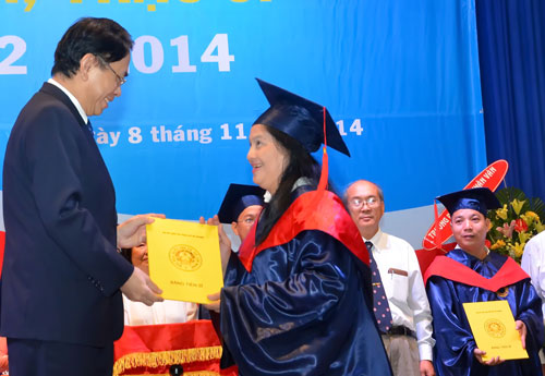 PGS-TS Nguyễn Hội Nghĩa, Ph&oacute; Gi&aacute;m đốc ĐHQG TP HCM, trao bằng tiến sĩ cho nghi&ecirc;n cứu sinh