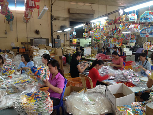 C&ocirc;ng nh&acirc;n C&ocirc;ng ty Kỹ Thuật Mới đang đ&oacute;ng g&oacute;i lồng đ&egrave;n th&agrave;nh phẩm